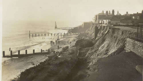 1906 Storm damage to cliff in front of Sailors' Reading Room