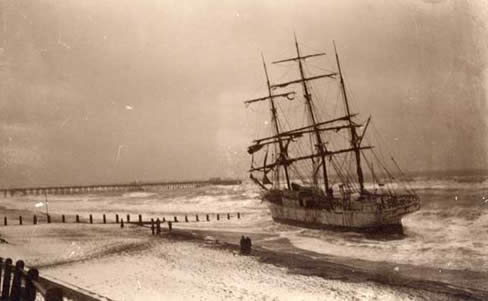 The Idun stranded on Southwold Beach  in 1912